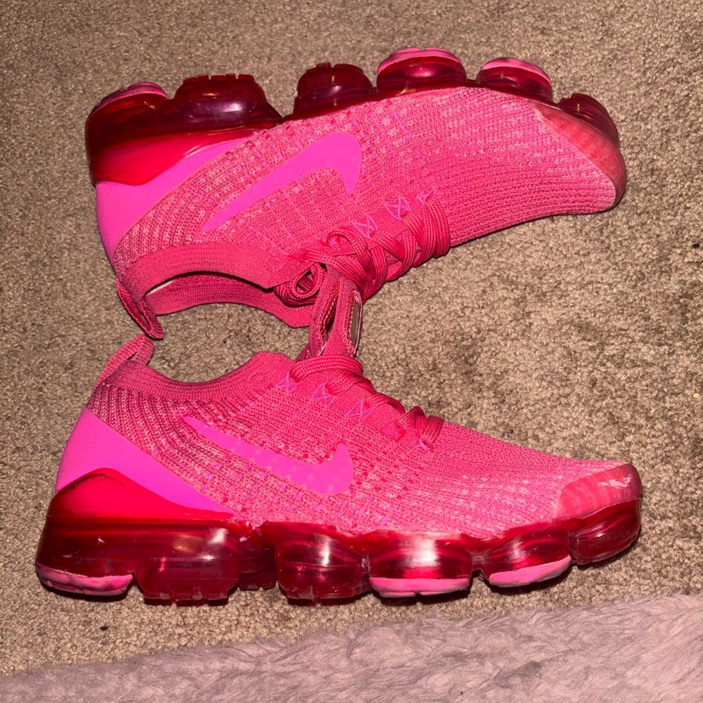 Women Pink Nike vapormax Sneakers - Picture 2 of 4